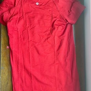 Lululemon speed up red shirt